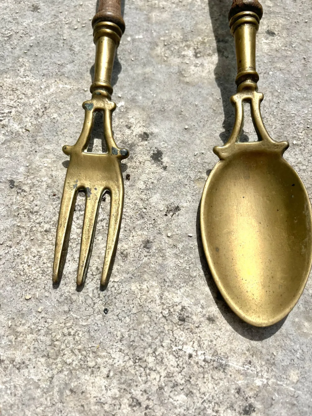 Ensemble d'ustensiles de cuisine en laiton, monté au mur avec des poignées en bois, vin français.