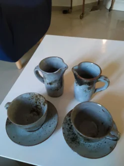 Ensemble en grès années 70, 2 tasses et 2 pichets