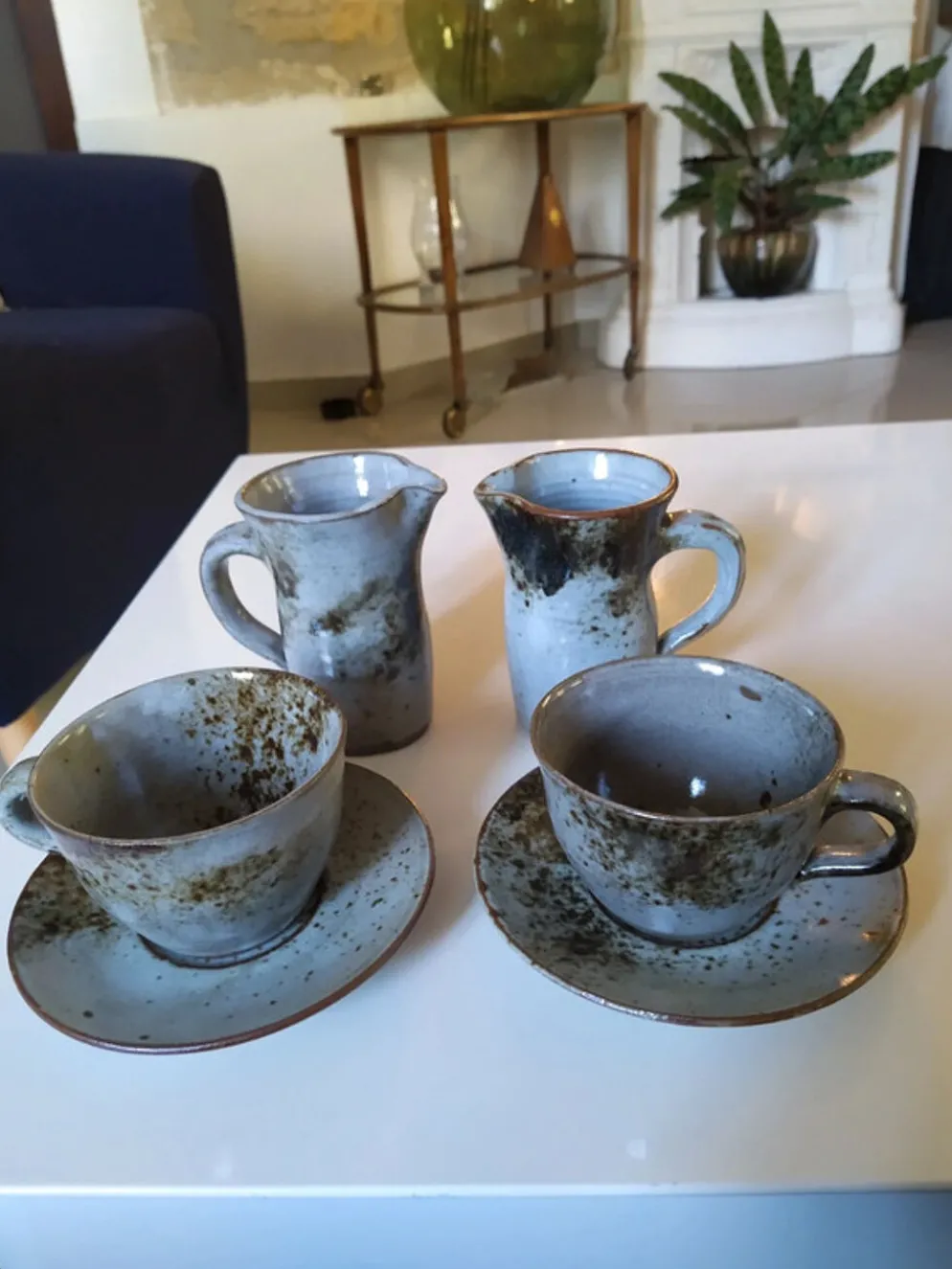 Ensemble en grès années 70, 2 tasses et 2 pichets