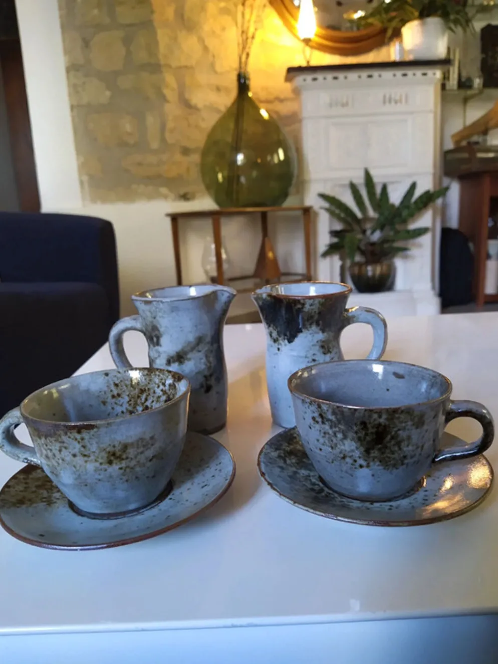 Ensemble en grès années 70, 2 tasses et 2 pichets