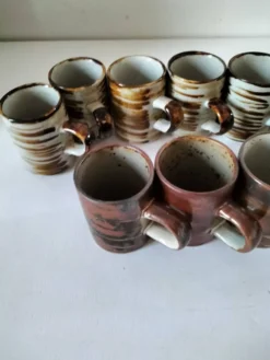 Ensemble grès paysan 10 tasses et 5 soucoupes années 70