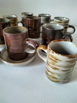 Ensemble grès paysan 10 tasses et 5 soucoupes années 70