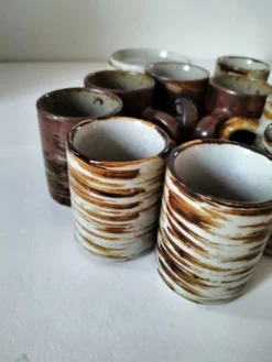 Ensemble grès paysan 10 tasses et 5 soucoupes années 70