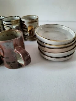 Ensemble grès paysan 10 tasses et 5 soucoupes années 70