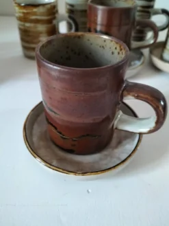 Ensemble grès paysan 10 tasses et 5 soucoupes années 70