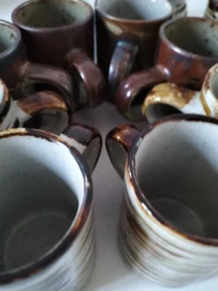 Ensemble grès paysan 10 tasses et 5 soucoupes années 70