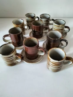 Ensemble grès paysan 10 tasses et 5 soucoupes années 70