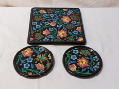 Ensemble émaux de Longwy dessous de plat et de bouteille décor floral