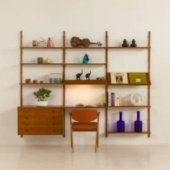 Ensemble mural en teck danois dans le style de Cadovius, Sorensen avec une lampe, années 1970.