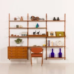 Ensemble mural en teck danois dans le style de Cadovius, Sorensen avec une lampe, années 1970.