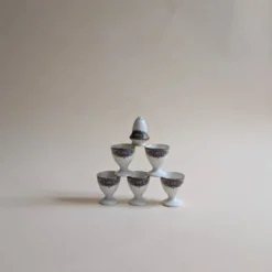 Ensemble petit-déjeuner composé de 5 coquetiers