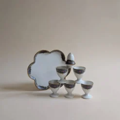 Ensemble petit-déjeuner composé de 5 coquetiers