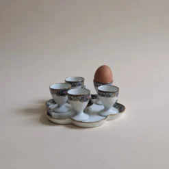 Ensemble petit-déjeuner composé de 5 coquetiers