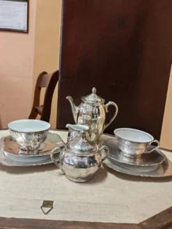 Ensemble petit déjeuner à thé ou café en porcelaine