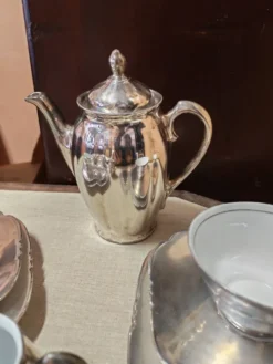 Ensemble petit déjeuner à thé ou café en porcelaine