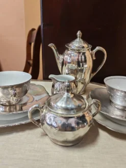 Ensemble petit déjeuner à thé ou café en porcelaine