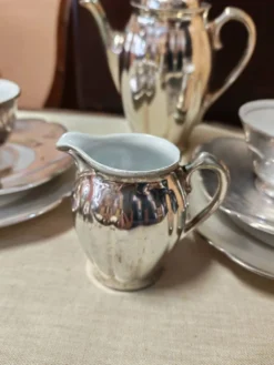 Ensemble petit déjeuner à thé ou café en porcelaine