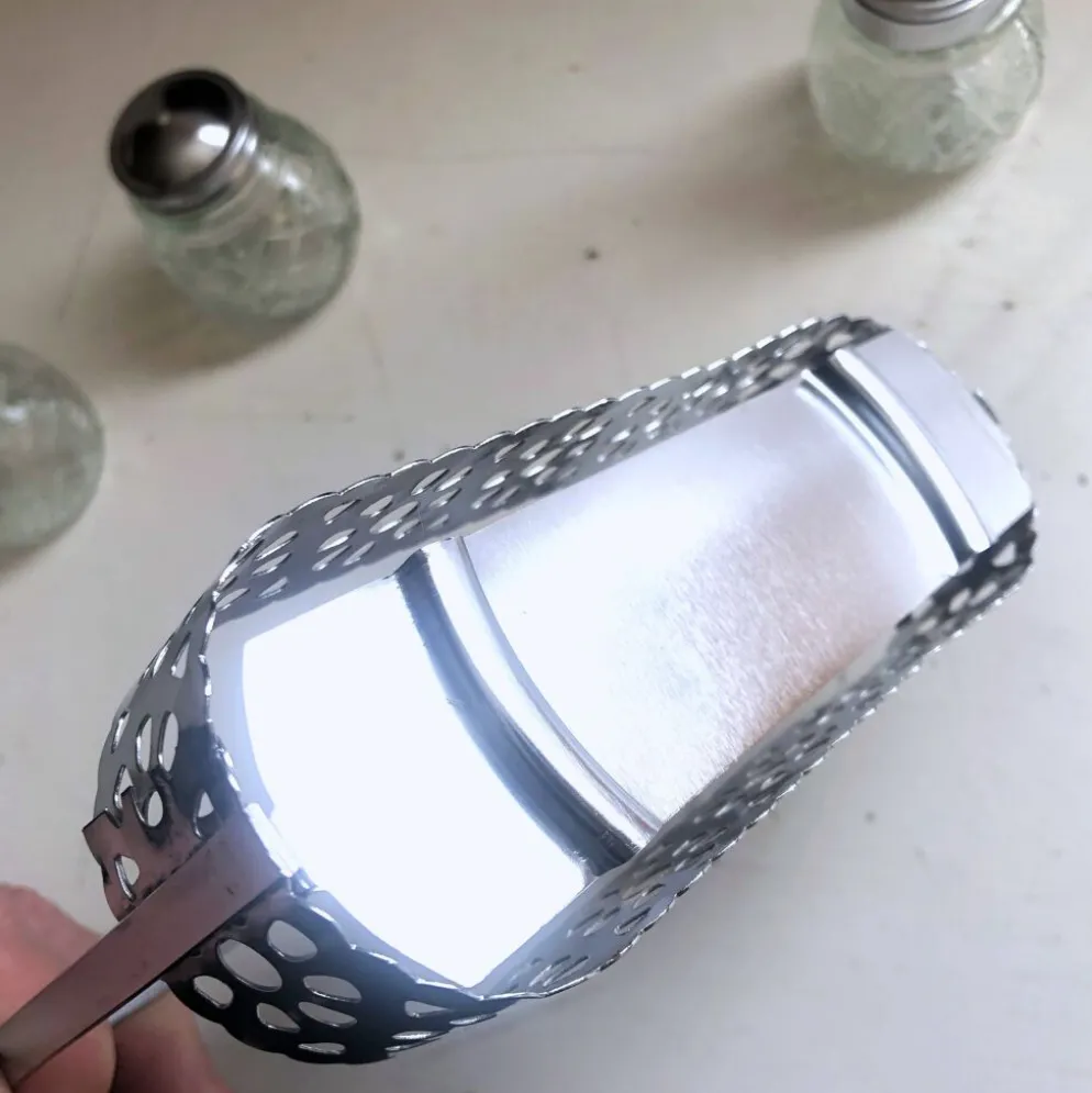 Ensemble 4 pièces salière poivrier moutardier avec cuillère dans panier inox