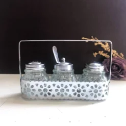 Ensemble 4 pièces salière poivrier moutardier avec cuillère dans panier inox