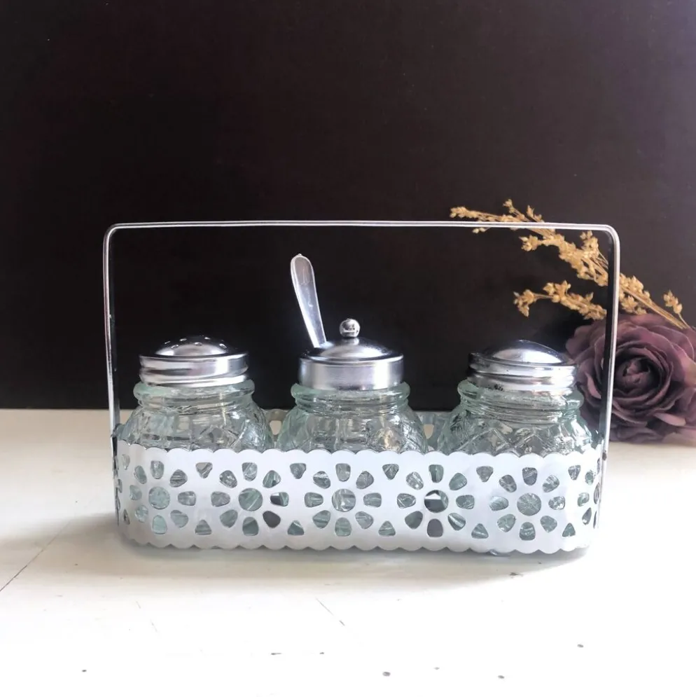 Ensemble 4 pièces salière poivrier moutardier avec cuillère dans panier inox