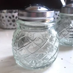 Ensemble 4 pièces salière poivrier moutardier avec cuillère dans panier inox