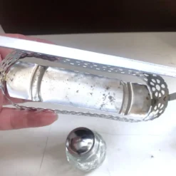Ensemble 4 pièces salière poivrier moutardier avec cuillère dans panier inox