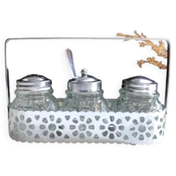 Ensemble 4 pièces salière poivrier moutardier avec cuillère dans panier inox