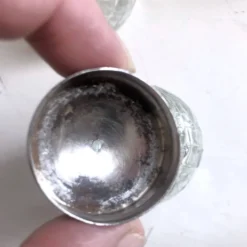 Ensemble 4 pièces salière poivrier moutardier avec cuillère dans panier inox