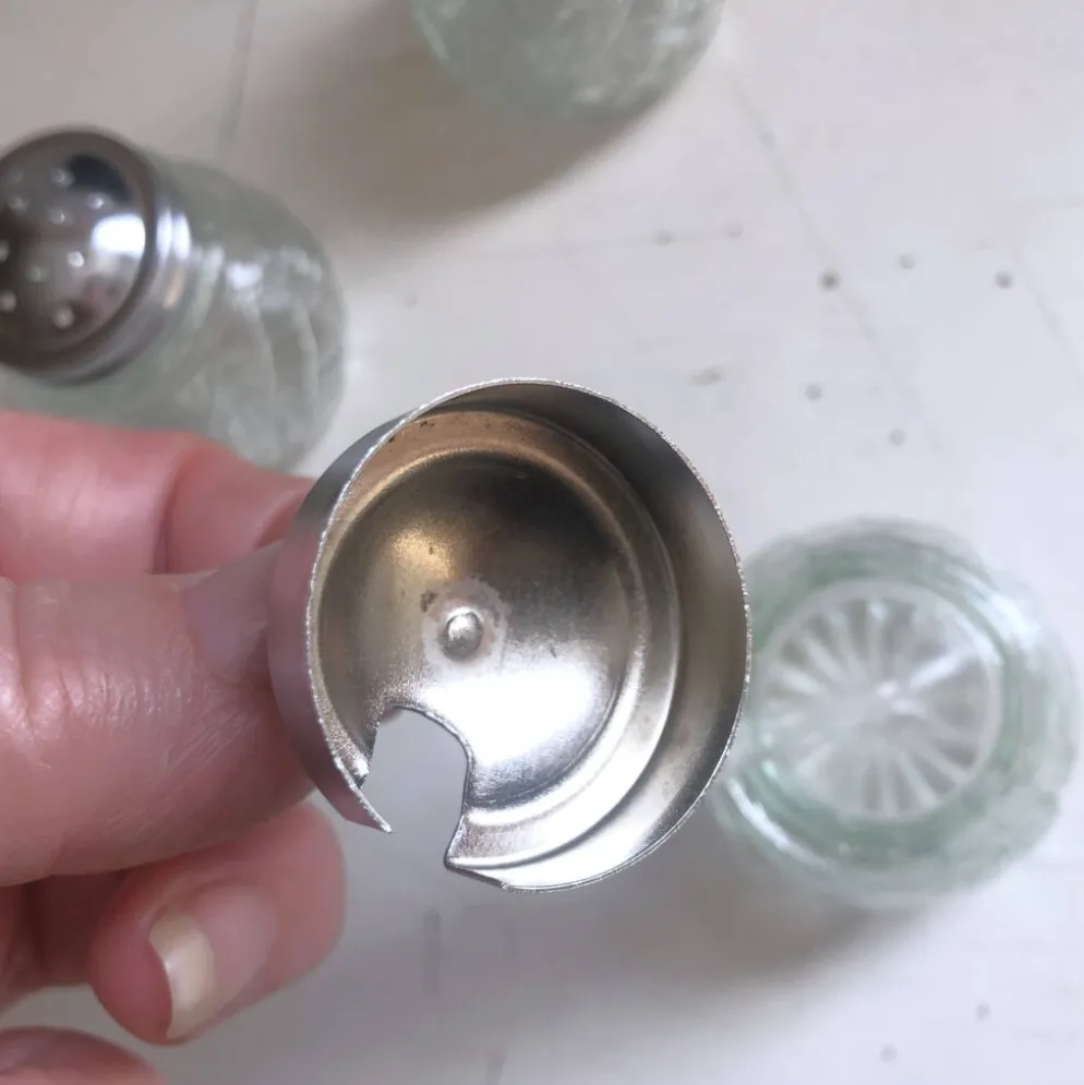 Ensemble 4 pièces salière poivrier moutardier avec cuillère dans panier inox