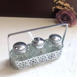 Ensemble 4 pièces salière poivrier moutardier avec cuillère dans panier inox