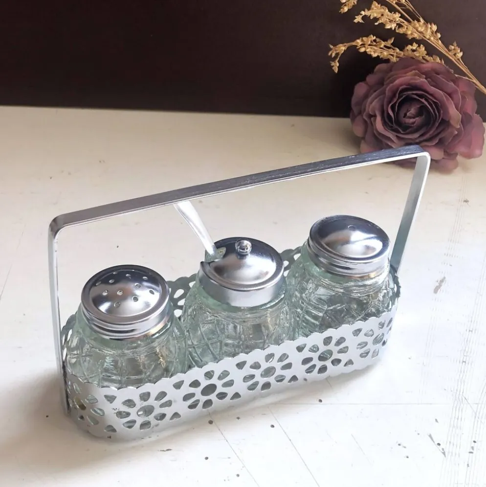 Ensemble 4 pièces salière poivrier moutardier avec cuillère dans panier inox