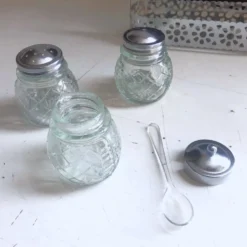 Ensemble 4 pièces salière poivrier moutardier avec cuillère dans panier inox