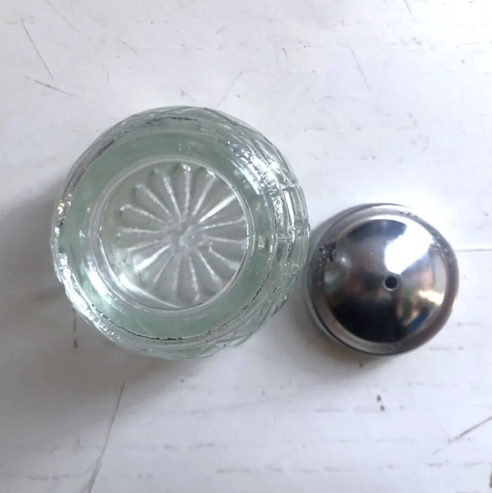 Ensemble 4 pièces salière poivrier moutardier avec cuillère dans panier inox