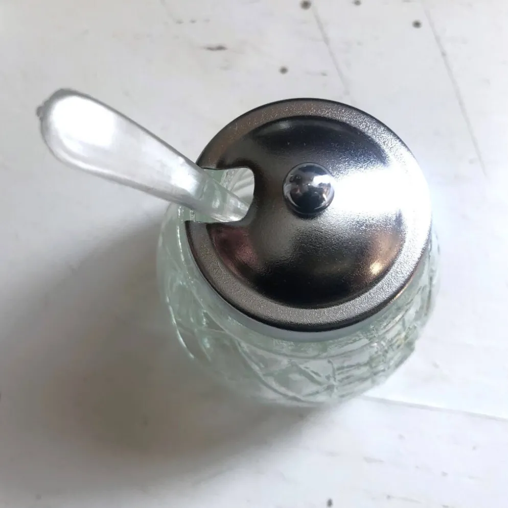 Ensemble 4 pièces salière poivrier moutardier avec cuillère dans panier inox