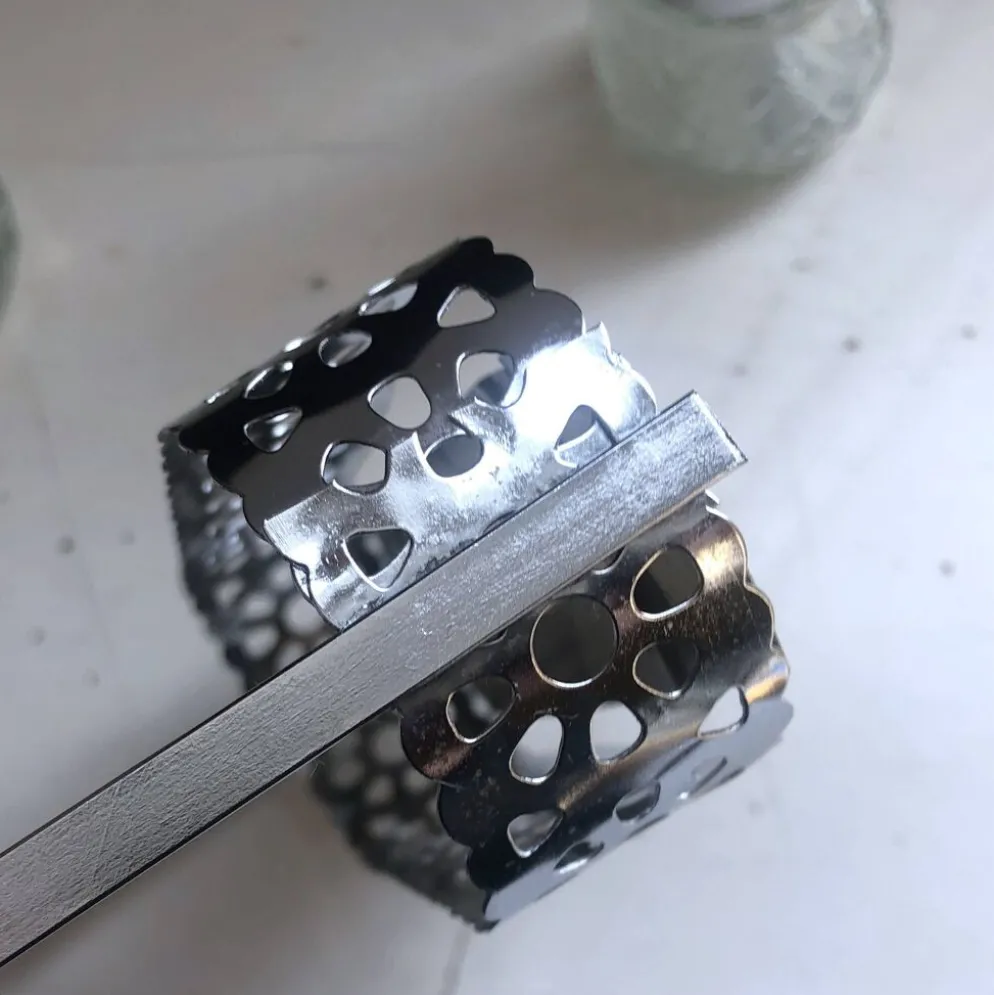 Ensemble 4 pièces salière poivrier moutardier avec cuillère dans panier inox