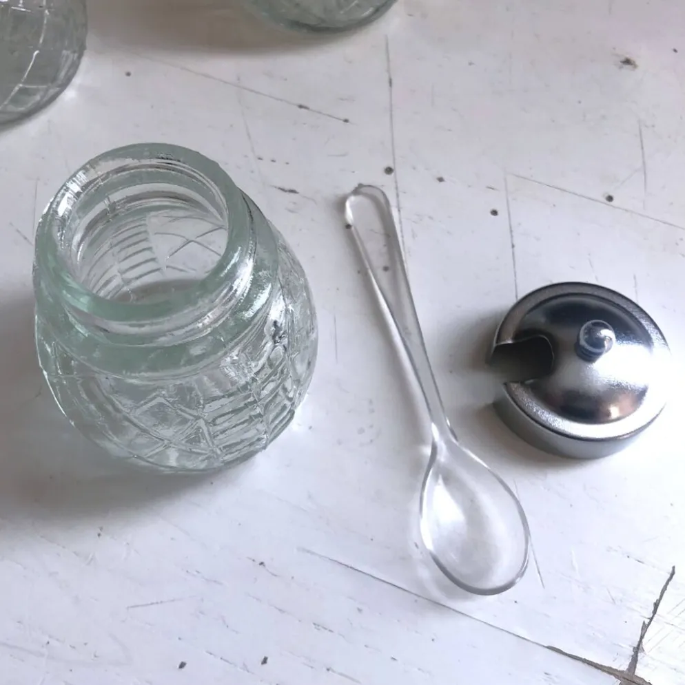 Ensemble 4 pièces salière poivrier moutardier avec cuillère dans panier inox
