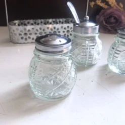 Ensemble 4 pièces salière poivrier moutardier avec cuillère dans panier inox