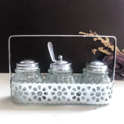 Ensemble 4 pièces salière poivrier moutardier avec cuillère dans panier inox