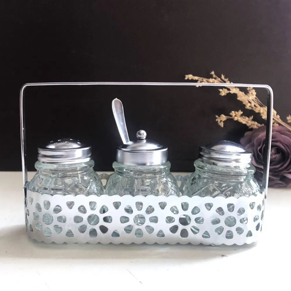 Ensemble 4 pièces salière poivrier moutardier avec cuillère dans panier inox