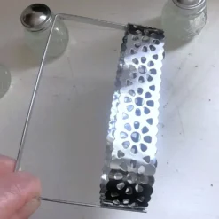 Ensemble 4 pièces salière poivrier moutardier avec cuillère dans panier inox