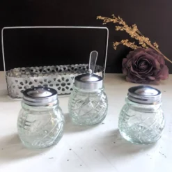 Ensemble 4 pièces salière poivrier moutardier avec cuillère dans panier inox