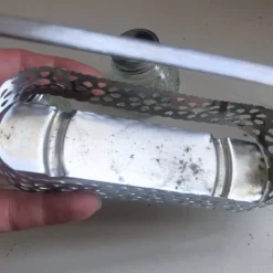 Ensemble 4 pièces salière poivrier moutardier avec cuillère dans panier inox