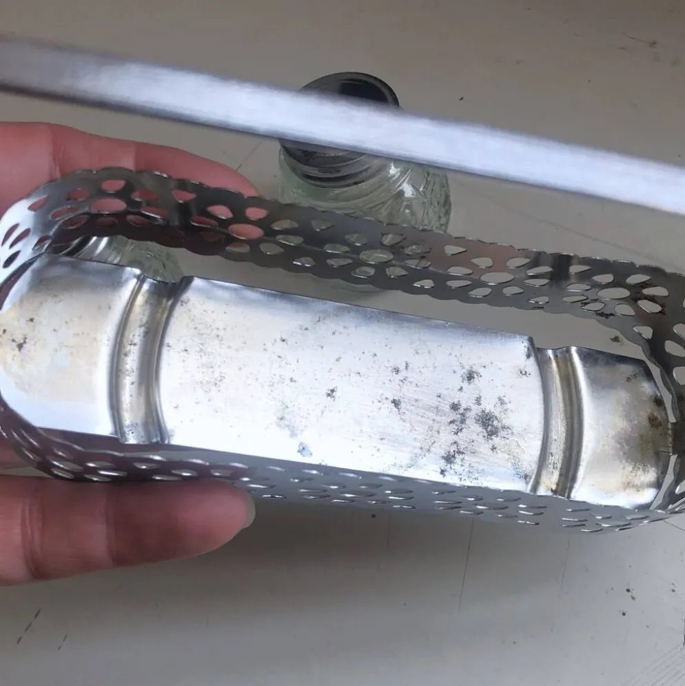 Ensemble 4 pièces salière poivrier moutardier avec cuillère dans panier inox