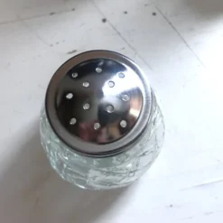 Ensemble 4 pièces salière poivrier moutardier avec cuillère dans panier inox