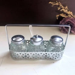 Ensemble 4 pièces salière poivrier moutardier avec cuillère dans panier inox