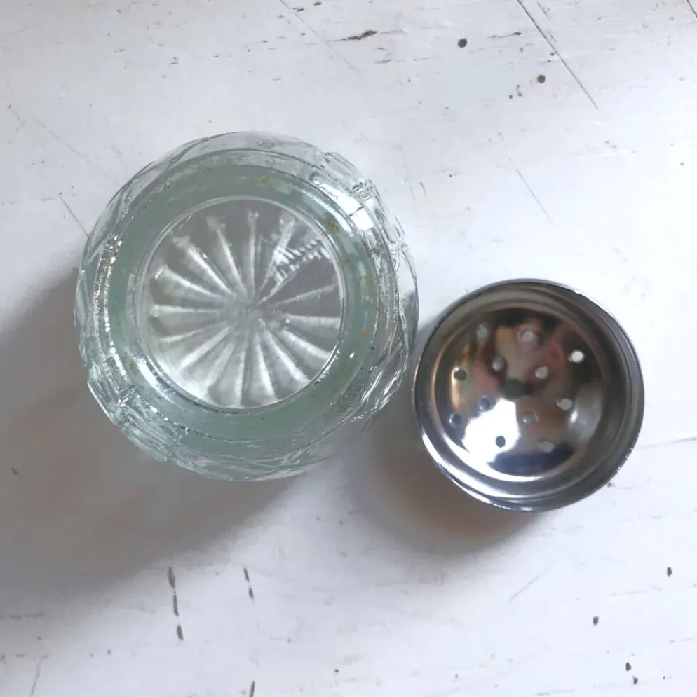 Ensemble 4 pièces salière poivrier moutardier avec cuillère dans panier inox