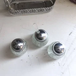 Ensemble 4 pièces salière poivrier moutardier avec cuillère dans panier inox