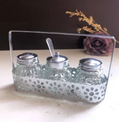 Ensemble 4 pièces salière poivrier moutardier avec cuillère dans panier inox