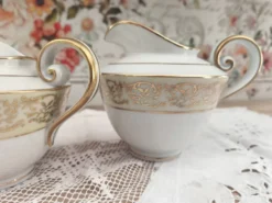 Ensemble pot à lait et crémier en porcelaine de Limoges