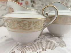 Ensemble pot à lait et crémier en porcelaine de Limoges